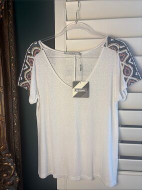 Ana Hickmann NWT Embroidered Shoulder V-Neck T-Shirt White Boho